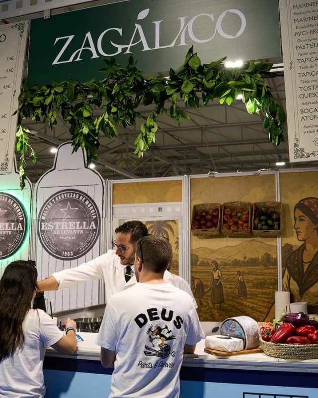 El puesto de Zagálico en Alicante Gastronómica, con el equipo en la barra