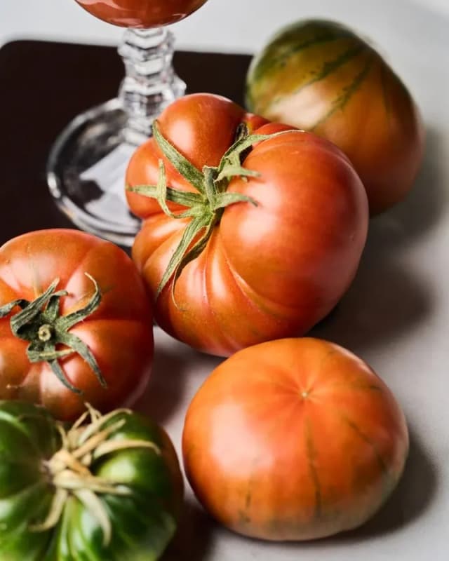 Tomates de la huerta junto a una copa de Bloody Mary