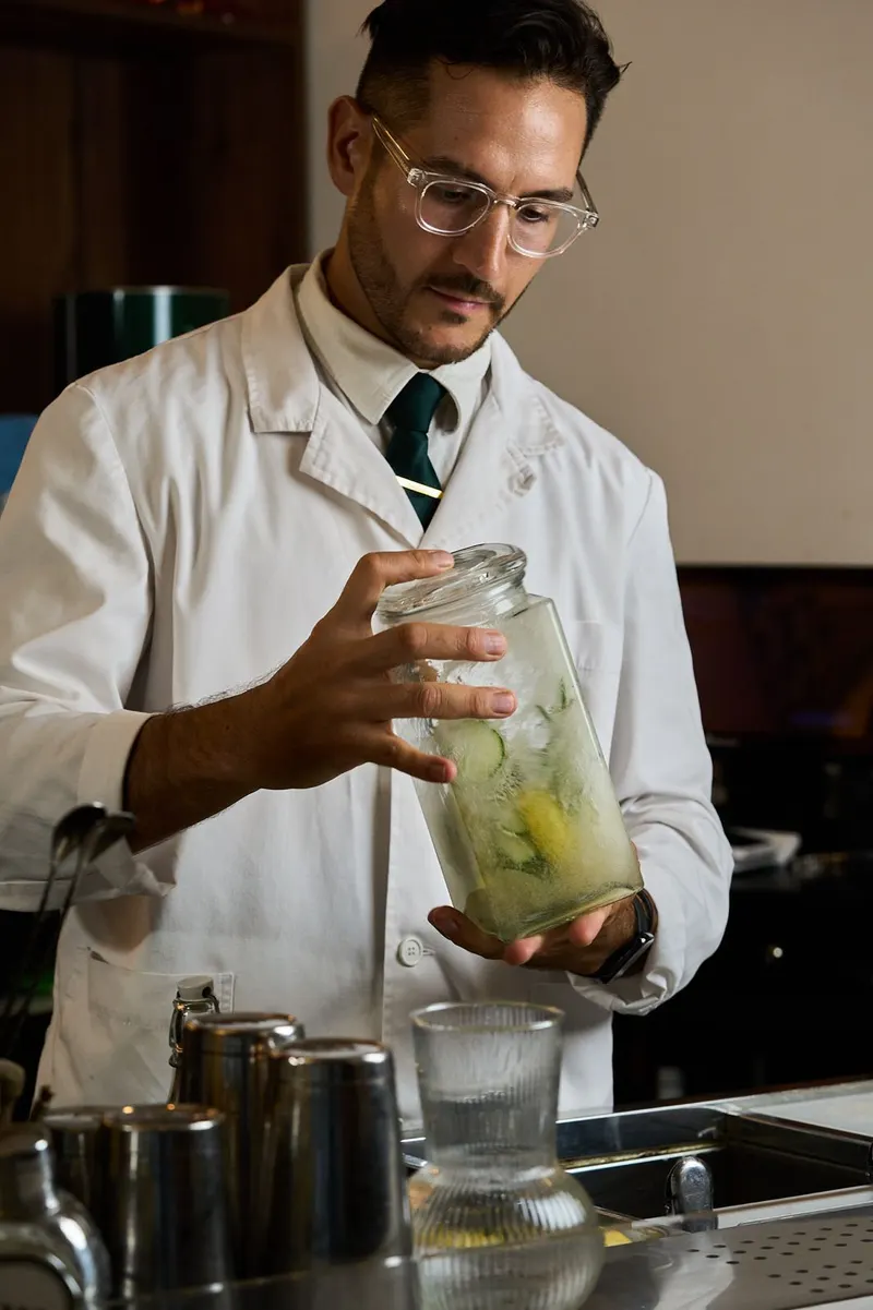 Ismael Expósito preparando un cóctel en la barra