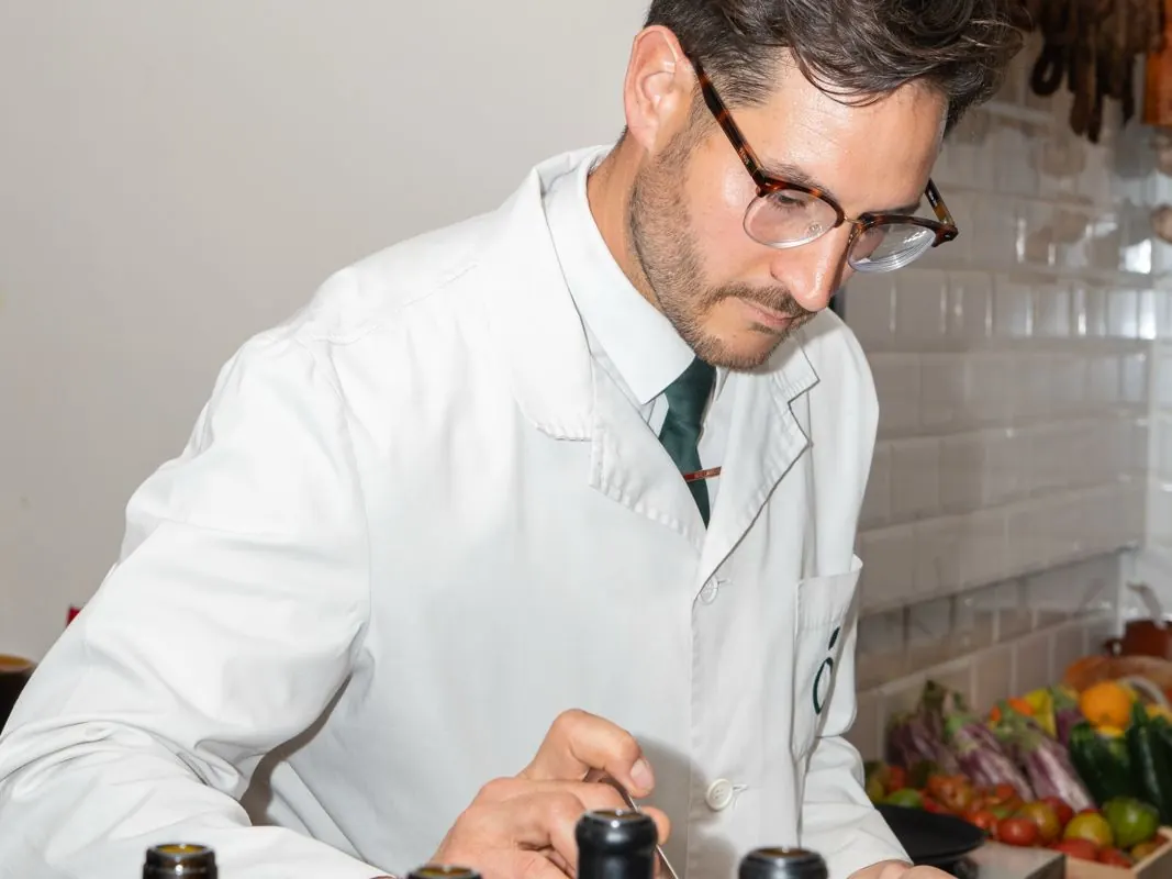 Ismael Expósito preparando una bebida en la cocina