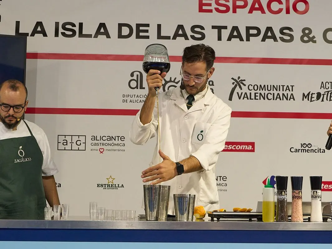 Ismael Expósito preparando un cóctel en La Isla de las Tapas
