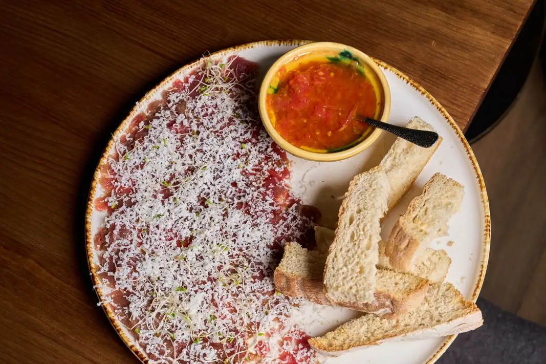 Carpaccio con pan y tomate