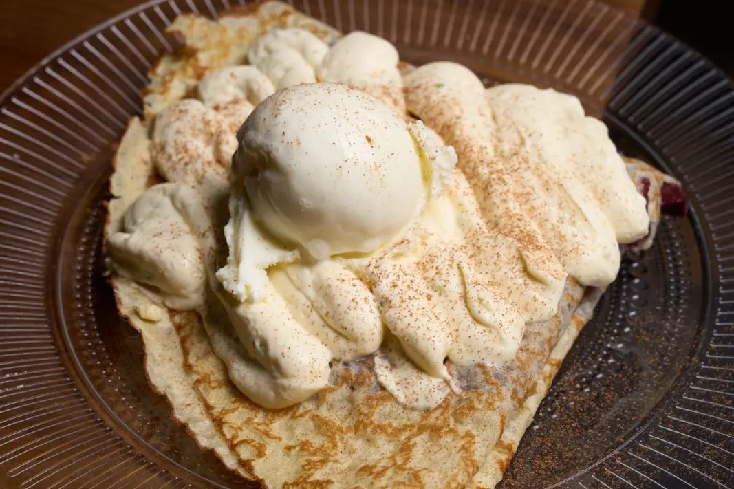 Crêpe de peras al vino con nata y canela