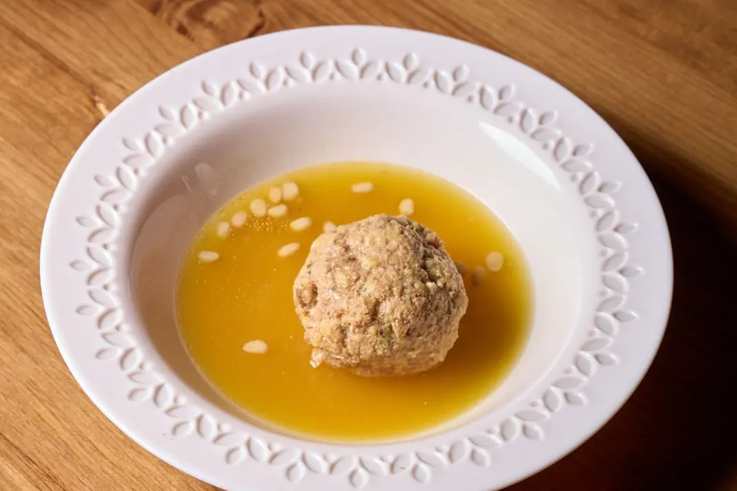 Pelotica murciana en caldo con piñones