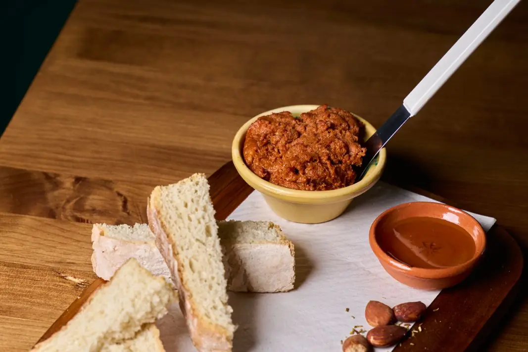 Sobrasada de atún con pan tostado y almendras